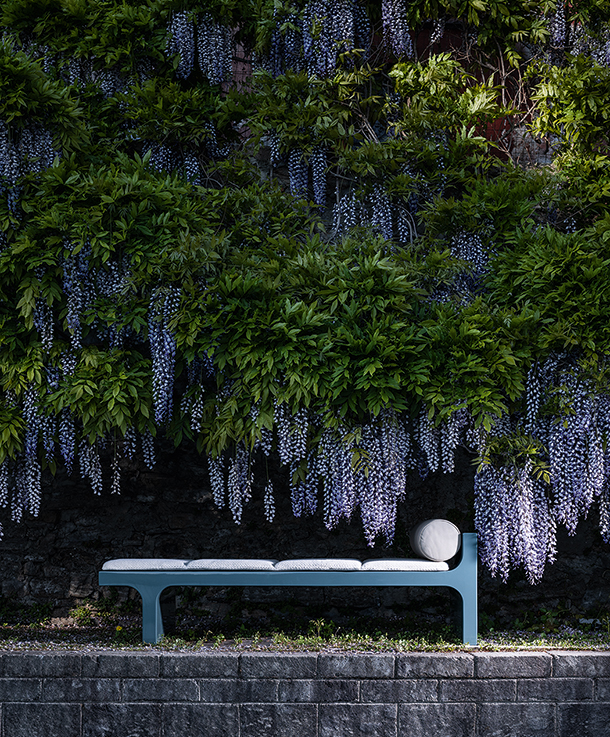 Lacquered polymer bench with cushion